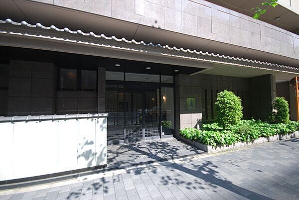 宅配ボックスがあり、不在時も荷物の受取が可能。忙しい毎日の暮らしを快適にする、便利な共用設備です。【現地外観写真】