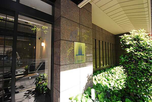 総戸数は49戸、SRC造のマンションです。三菱地所コミュニティによる日勤管理が行われています。【現地外観写真】