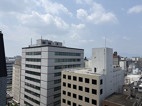 全居室がバルコニーに面した設計で、明るい空間でおうち時間を楽しめます。換気もスムーズに行えそうです。【住戸からの眺望写真】