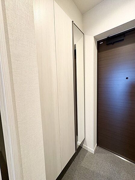 フロートタイプの下足入が備え付けられており、散らかりやすいシューズをスッキリと収納できます。【下足入】