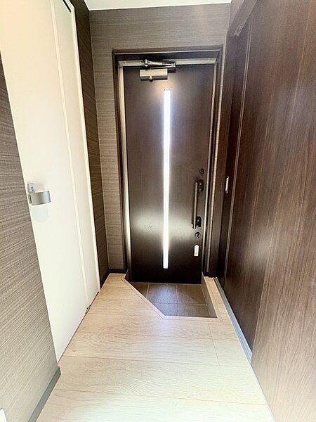 玄関扉に細長い採光窓が設けられており、自然光が取り込まれる明るく爽やかな雰囲気の玄関です。【玄関】