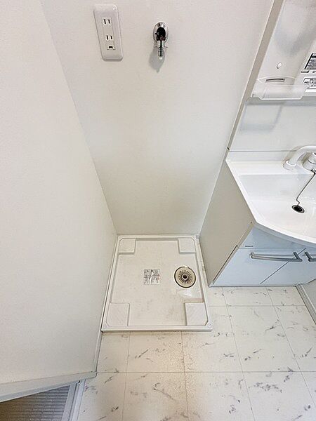 洗面所内に洗濯機置場が設けられており、防水パンも備えられています。日々の洗濯にも使いやすい仕様です。【洗濯機置場】