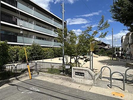 マンション前に公園があり、お子様やペットと気軽に立ち寄ることができます。ぜひ、お問い合わせください。【現地外観写真】