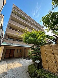 外観：京阪鴨東線「神宮丸太町」駅徒歩7分の立地です。周辺は落ち着いた街並みが広がる文教地区です。【現地外観写真】