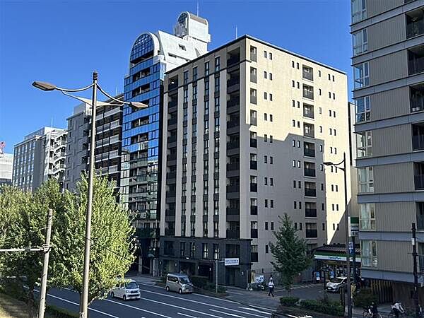 陽当り良好で開放的な北西角住戸。断熱性の高い複層ガラスなど、快適性を高める設備仕様が充実しています。