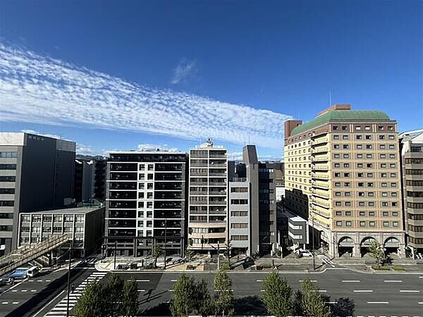 マンションやビルが建ち並ぶ都会的な街並み。生活利便施設が徒歩圏内の、暮らしに便利な住環境です。