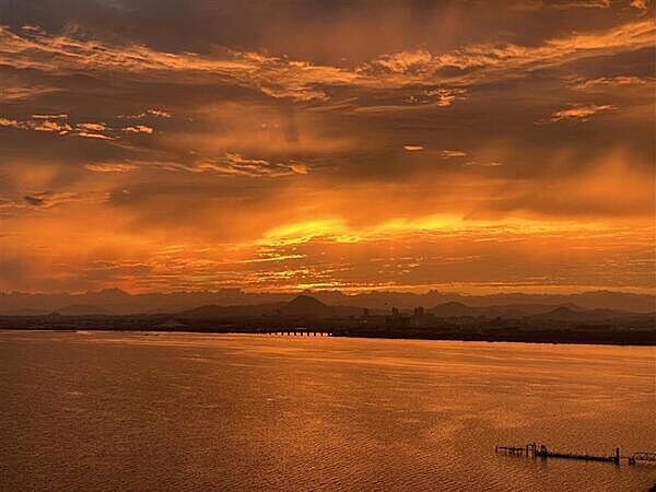 美しい真っ赤な夕焼けの空と琵琶湖の景色です。自然を身近に感じながらお過ごしいただける住戸です。【住戸からの眺望】