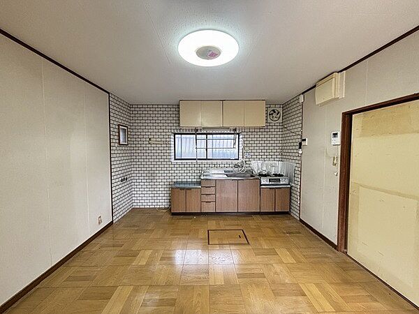 ※販売対象に家具・調度品は含まれません。1階のキッチンは壁付けタイプ。家具のレイアウトもしやすく、空間を有効的に使えます。