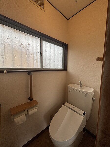 ※販売対象に家具・調度品は含まれません。清潔感のあるトイレです。トイレットペーパーホルダーは2連式で交換頻度が減らせます。