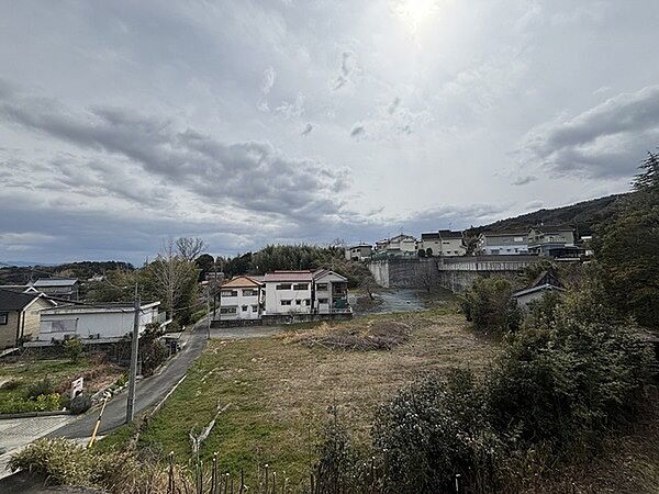 南側は建物がなく、周囲を見渡せる開放的な眺望です。晴れた日には気持ちの良い青空も楽しめます。【住戸からの眺望】
