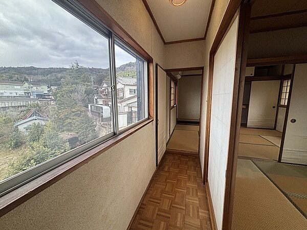 回遊性のある配置で、動線の良い間取り。廊下にも窓があり、見晴らしの良い景色を眺めることができます。【2階廊下部分】