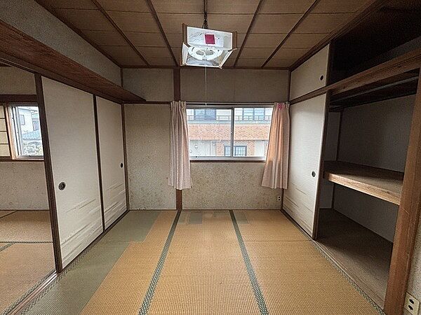 ※販売対象に家具・調度品は含まれません。和室が2室隣接しており、引き戸を開放して大空間としても利用可能です。押入れ有り。