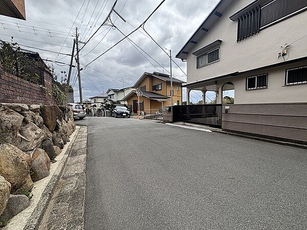 前面道路は平坦で見通しの良い道路。徒歩での通行がしやすく、お車の出し入れもスムーズに行えます。【前面道路含む現地写真】