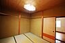 室内：2階は和室と洋室の引き戸を開放すると、東西に開口部があり、光や風が通り抜ける心地良い住空間です。【和室約6帖】