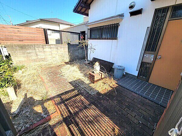 宝塚市立西山小学校まで約350ｍ、宝塚市立光ガ丘中学校まで約1640ｍ。子育て世帯にお勧めです。【現地北側の様子】