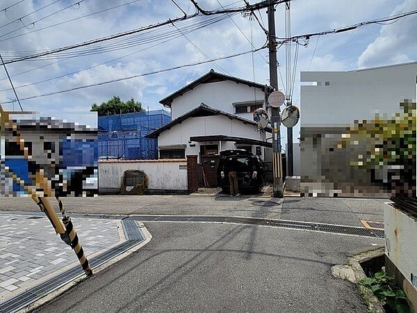 阪急今津線「逆瀬川」駅まで徒歩5分、バス利用も可能です。宝塚方面へスムーズにアクセスできます。【現地土地写真】