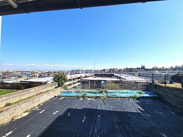 穏やかな住環境が保たれた第1種低層住居専用地域内。南側隣接地は低くなっているため、眺望良好です。【現地からの眺望写真】