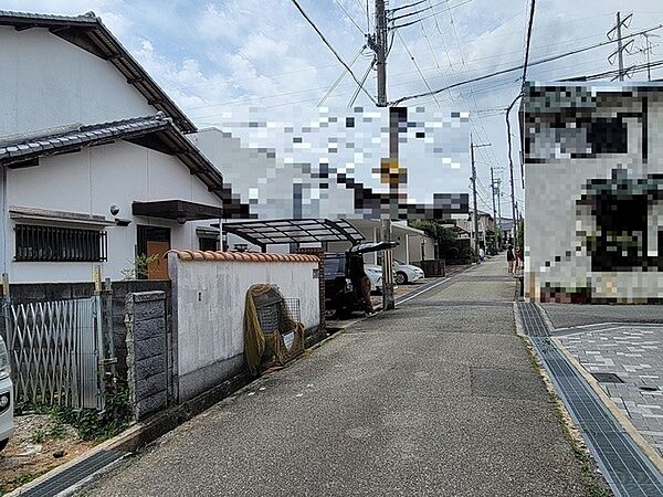 前面道路は北西側幅員約4.2mの公道。第1種低層住居専用地域内の閑静な住宅街に位置しています。【前面道路含む現地写真】