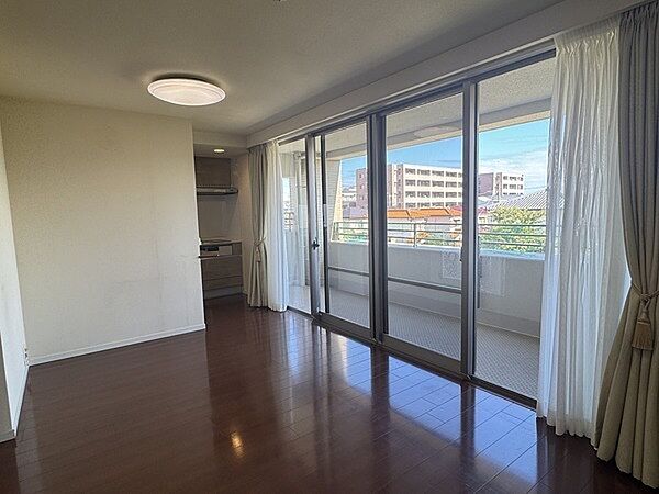家具配置がしやすく、すっきりとした住空間が叶うアウトポール設計。お部屋作りが楽しめそうです。【LDK】