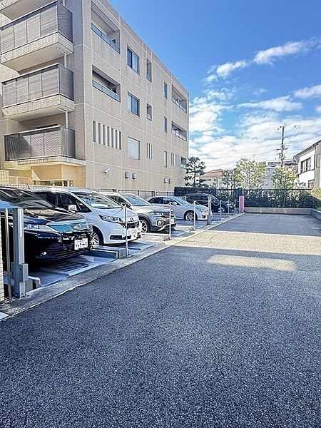 敷地内には、駐車場が設けられています(機械式のため、サイズ制限有り)。お車の保有が可能です。【駐車場】