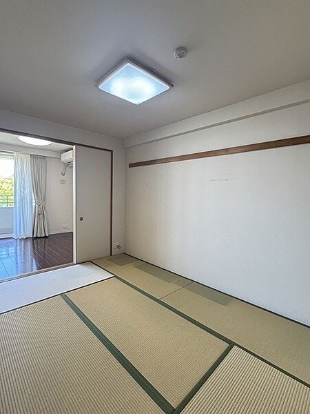 和室約6帖。廊下とLDKからの2WAYアクセスで動線良好です。扉を閉めて個室としても活用できます。【和室約6帖】