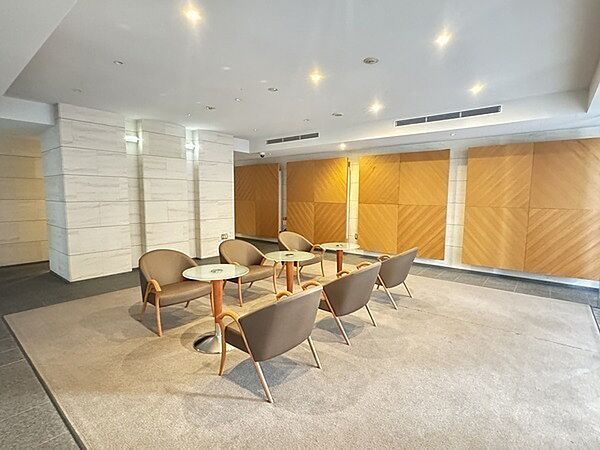 管理会社による日勤管理体制。防犯性の高いオートロックやモニタ付きインターホンが採用されています。【ロビー】
