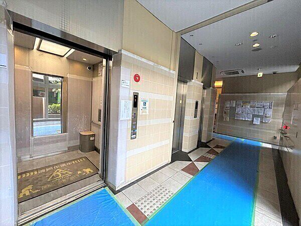 24時間ゴミ出しが可能です。共用部には、不在時に荷物を受け取れる宅配ボックスが設置されています。