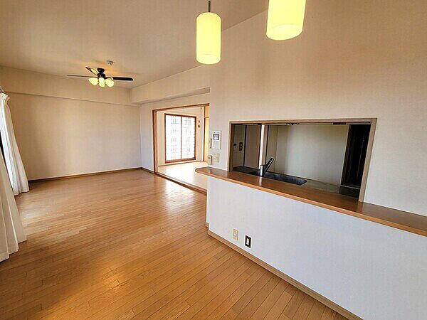LDKは約16.5帖。隣接する洋室と引き戸で繋がっており、合わせると22帖超の空間になります。【LDK/約16.5帖】
