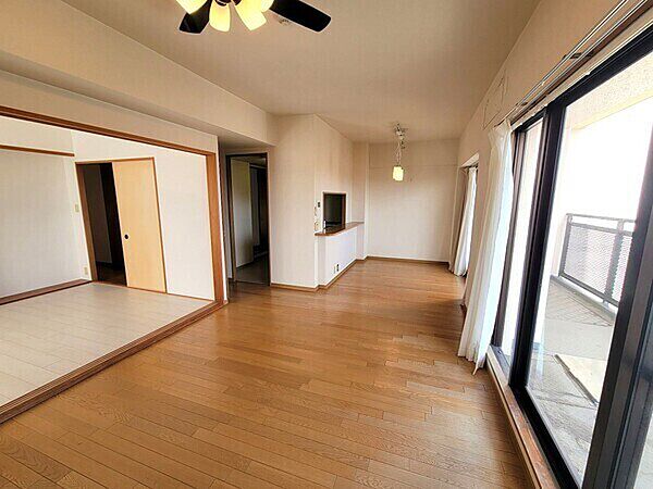 南東向き住戸のため、陽当り・通風・眺望良好です。掃き出し窓からバルコニーに出入りが可能です。【LDK/約16.5帖】