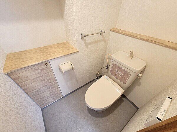 年中快適に使用可能な温水洗浄便座付きのトイレ。人感センサーで便座が自動で開き、使いやすい仕様です。【トイレ】