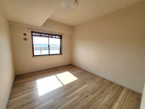 約6.6帖の洋室は洋室の中で一番広いため主寝室としてもおすすめです。南西側に腰高窓がございます。【洋室/約6.6帖】