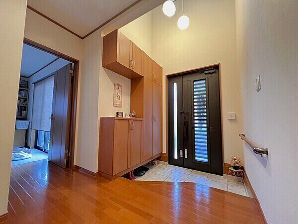 ※販売対象に家具・調度品は含まれません。吹抜のある開放的な玄関。下足入は、お手入れのしやすいフロートタイプです。
