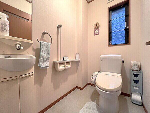 ※販売対象に家具・調度品は含まれません。温水洗浄便座付きのトイレで、毎日快適にご使用いただけます。手洗い器付きです。