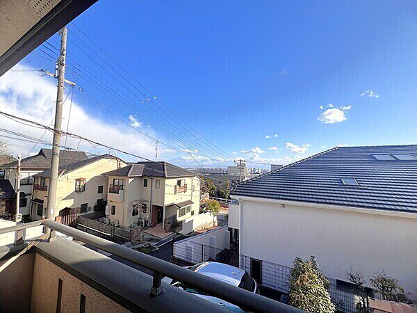 バルコニーからの豊かな眺望。晴れた日には、気持ちよい青空を望みながらリフレッシュできます。【住戸からの眺望】