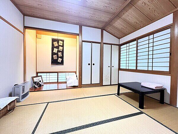 ※販売対象に家具・調度品は含まれません。約6帖の和室。家具配置のしやすい腰高窓です。書斎や寝室として活用いただけます。