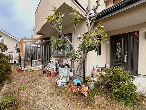 ※販売対象に家具・調度品は含まれません。テラスからお庭の様子を眺めることができます。お子様やペットの遊び場にもおすすめ。