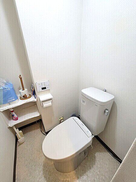 ※販売対象に家具・調度品は含まれません。トイレは温水洗浄便座付き。リモコンが壁に設置され、操作しやすい仕様です。