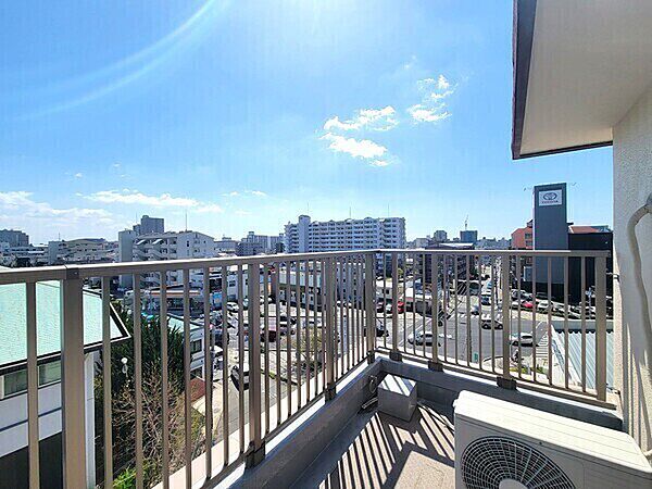 東側バルコニーからの眺望です。室内に心地よい朝日が差し込み、1日を気持ちよくスタートできそうです。【住戸からの眺望写真】