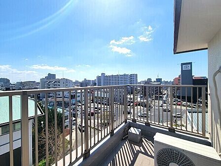 東側バルコニーからの眺望です。室内に心地よい朝日が差し込み、1日を気持ちよくスタートできそうです。【住戸からの眺望写真】