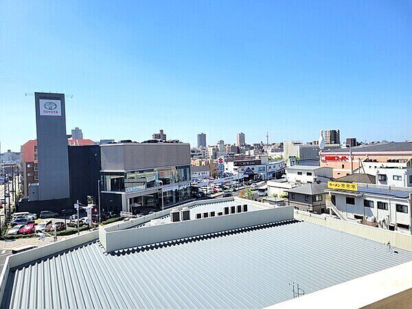 南側バルコニーからの眺望。前面に視界を遮る高い建物がなく、晴れた日には開放感のある眺望が広がります。【住戸からの眺望写真】