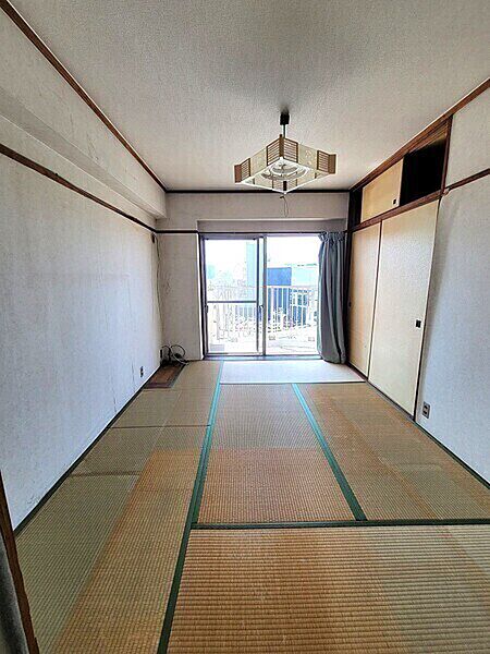 天袋付きの押入れのため、収納力がしっかりと確保されています。普段使わない季節家電などを収納できます。【和室(東側)】