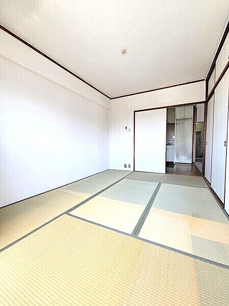 LDKに隣接しており、ご家族がそれぞれの時間を過ごしていても、どこか繋がりが感じられます。【和室(西側)】