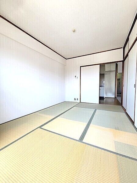 LDKに隣接しており、ご家族がそれぞれの時間を過ごしていても、どこか繋がりが感じられます。【和室(西側)】