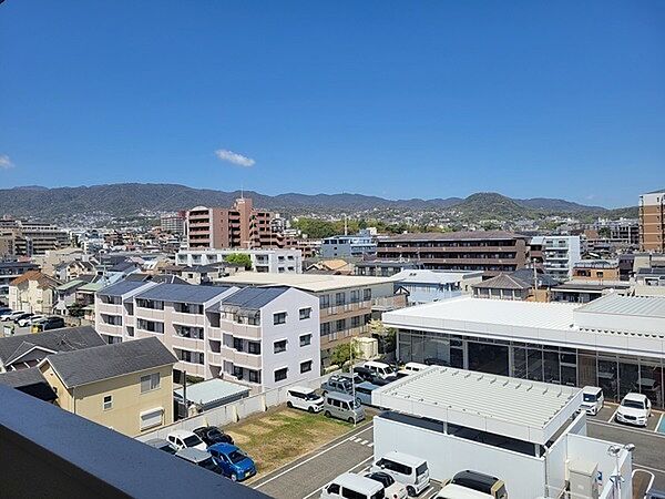 6階共用廊下からの眺望です。晴れた日には青空が広がり、六甲山系の山並みを眺めることができます。【その他共用部】