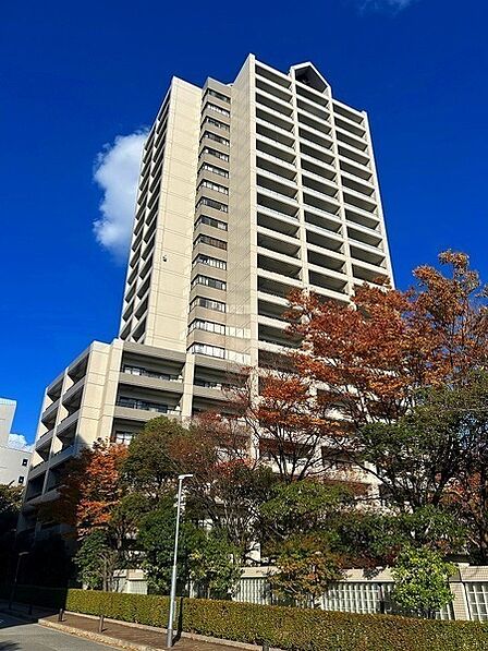 JR「西宮」駅徒歩2分、阪急「阪神国道」駅徒歩7分。複数路線利用可能な利便性の高い立地です。【現地外観】
