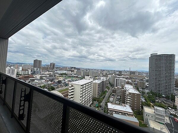 17階に所在、開放的な眺望と心地よい通風が魅力です。晴れた日にはバルコニーから青空が楽しめます。【住戸からの眺望写真】