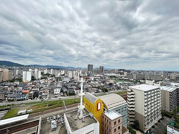 2方の景色が楽しめる東・北向き角住戸。約7.2帖の洋室には、北側に腰高窓が備わっています。【住戸からの眺望写真】