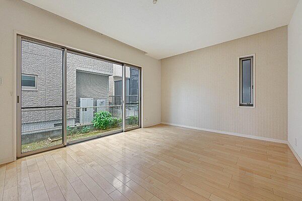 1階の洋室約10帖。ゆとりのある広さで主寝室におすすめ。ウォークインクローゼットが備わっています。【1階洋室10帖】