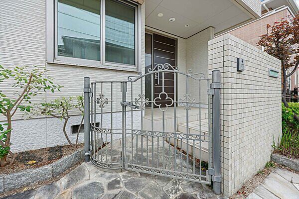 デザイン性のある門扉が採用されています。第一種低層住居専用地域につき周囲は落ち着いた住環境です。【門扉】
