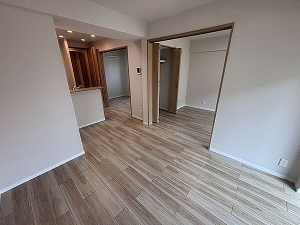 LDKは隣接する洋室2部屋と引き戸で繋がっており、ライフスタイルに合わせて多彩に活用できます。【LDK/約11.4帖】